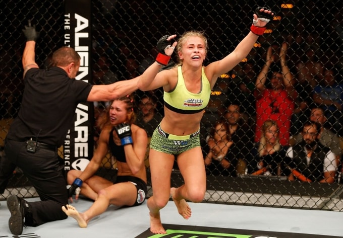 VanZant mừng một chiến thắng thời còn thi đấu trên UFC. Ảnh: LLC