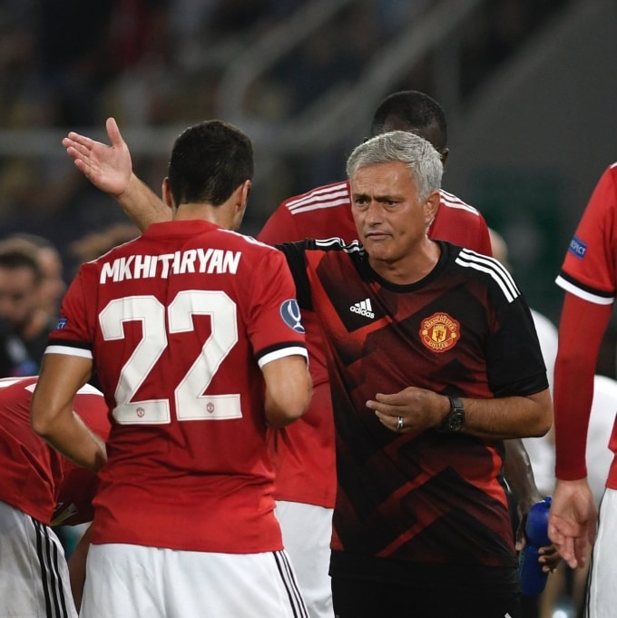 Mourinho trao đổi với Mkhitaryan trong trận Siêu Cup châu Âu 2017. Ảnh: AFP