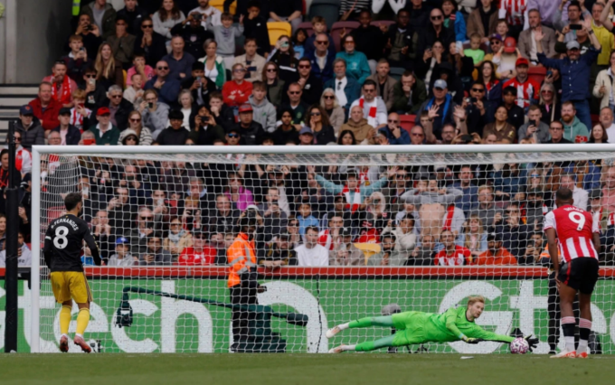 Bruno Fernandes đá phạt đền bị Caoimhin Kelleher cản phá, trong trận Man Utd thua Brentford trên sân Gtech Community, thành phố London, Vương quốc Anh, vòng 6 Ngoại hạng Anh ngày 27/9/2025. Ảnh: Reuters