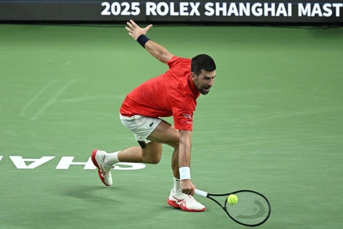 Djokovic cứu bóng ở trận gặp Vacherot, trên sân Trung tâm tại tổ hợp Qizhong Forest, Trung Quốc, hôm 11/10. Ảnh: Reuters