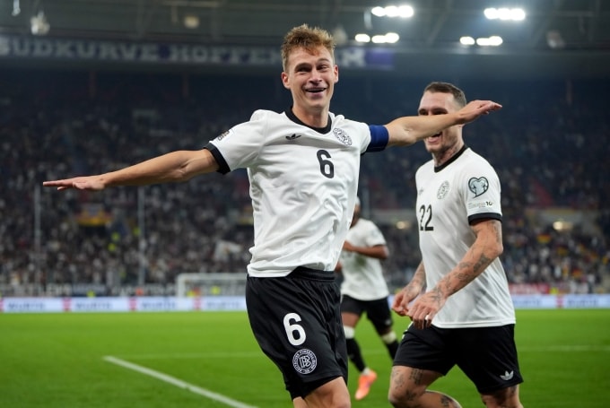 Kimmich (số 6) mừng bàn nâng tỷ số lên 2-0 cùng các đồng đội, trên sân PreZero Arena, Sinsheim, Đức hôm 10/10. Ảnh: Reuters