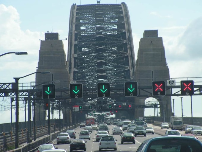 Hệ thống chuyển làn bằng đèn tín hiệu trên cầu Harbour Bridge (Australia). Ảnh: Hobbiesplus