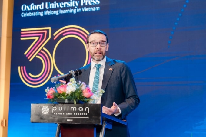Đại sứ Anh Iain Frew phát biểu tại sự kiện. Ảnh: OUP