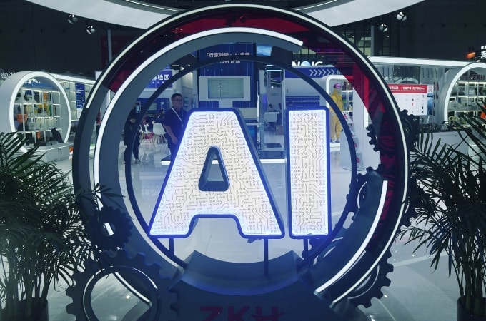 Người xem quan sát các mô hình chip AI tại Hội chợ Công nghiệp Quốc tế Trung Quốc lần thứ 25 tại Thượng Hải ngày 23/9. Ảnh: AFP