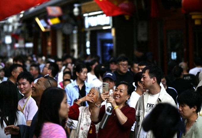 Người dân trên đường phố Bắc Kinh, Trung Quốc hôm 2/10. Ảnh: AFP