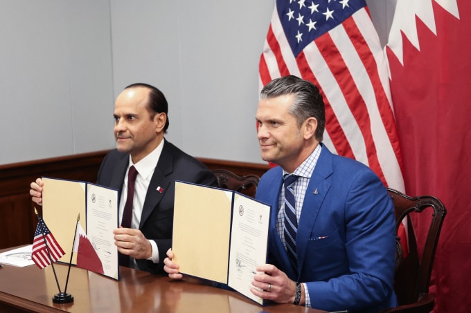 Bộ trưởng Quốc phòng Mỹ Pete Hegseth (phải) và người đồng cấp Qatar Saoud bin Abdulrahman al-Thani ký thỏa thuận tại Lầu Năm Góc ngày 10/10. Ảnh: AFP