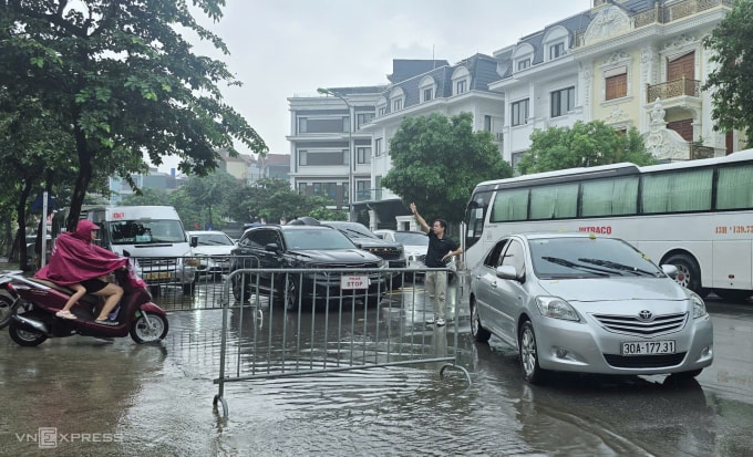 Barie cứng ngăn cách một số đoạn ngập khu vực Cổ Nhuế. Ảnh: Thùy Nhi