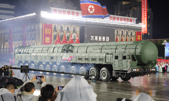 ICBM Hwasong-20 tại lễ duyệt binh ở Bình Nhưỡng hôm 10/10. Ảnh: KCNA