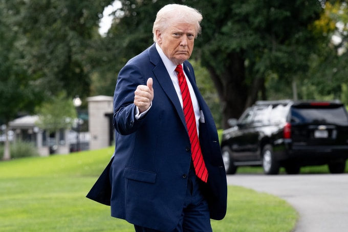 Tổng thống Mỹ Donald Trump trở về Nhà Trắng sau khi hoàn tất kiểm tra y tế định kỳ ngày 10/10. Ảnh: AFP