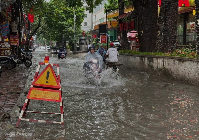Ngập trên phố Nguyễn Huy Tưởng sáng 11/10. Ảnh: Hoàng Giang