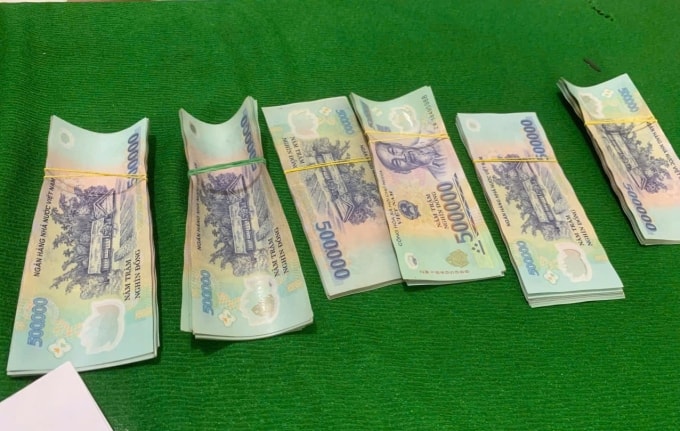 Số tiền Thanh giật của tiệm vàng. Ảnh: Phước Thanh