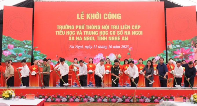 Tổng Bí thư Tô Lâm cùng lãnh đạo Nhà nước, bộ ngành, thực hiện nghi thức khởi công xây dựng Trường Phổ thông nội trú liên cấp Tiểu học và THCS Na Ngoi. Ảnh: Hồ Lài