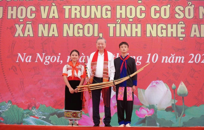 Học sinh ở xã Na Ngoi tặng quà lưu niệm cho Tổng Bí thư Tô Lâm. Ảnh: Hồ Lài