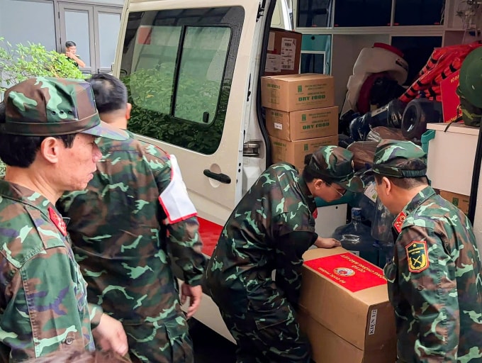 Các bác sĩ quân y vận chuyển vật tư, thiết bị lên xe trước giờ xuất phát. Ảnh: Hương Tú