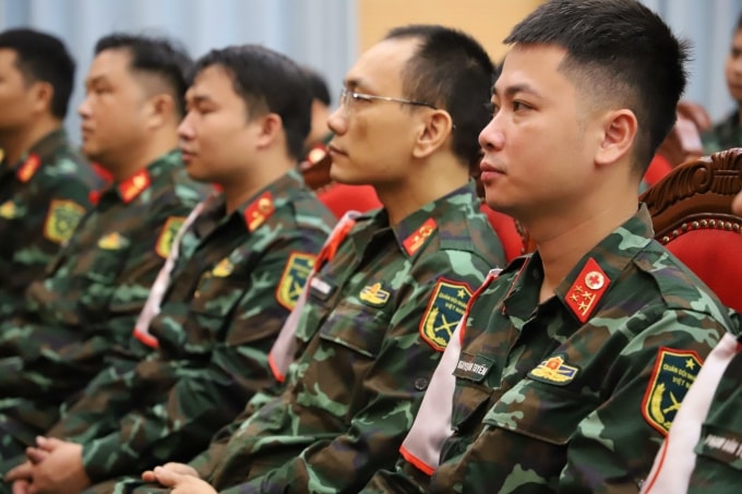 Các y bác sĩ thuộc Tổng cục Hậu cần - Kỹ thuật (Bộ Quốc phòng) trong lễ xuất quân hỗ trợ đồng bào vùng lũ. Ảnh: Hương Tú