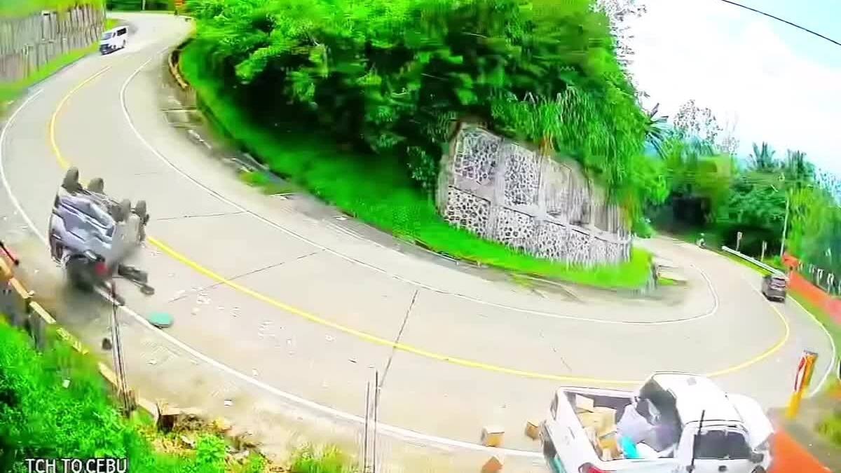 Xe bán tải đâm lật ôtô khác khi vào cua đường đèo