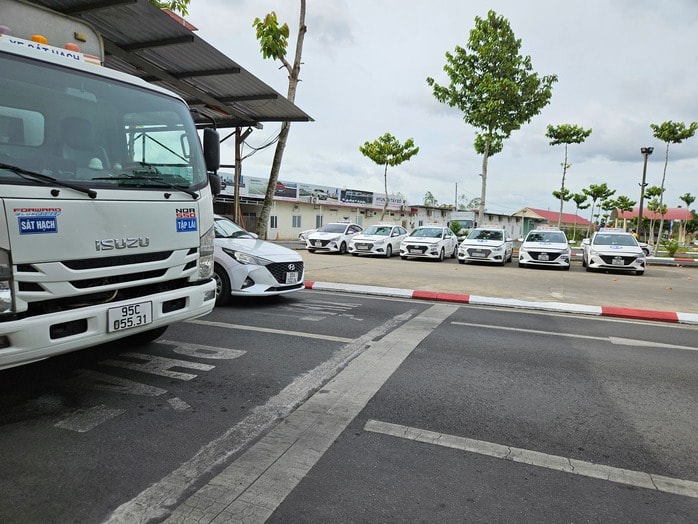 Phần thi sa hình tại một trung tâm sát hạch lái xe ở Hậu Giang Ảnh: LAM GIANG Phần thi sa hình tại một trung tâm sát hạch lái xe ở Hậu Giang Ảnh: LAM GIANG
