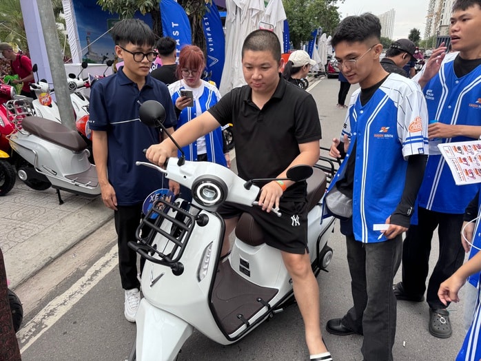 Cuối tuần nhộn nhịp đổi xe điện - Ảnh 2.