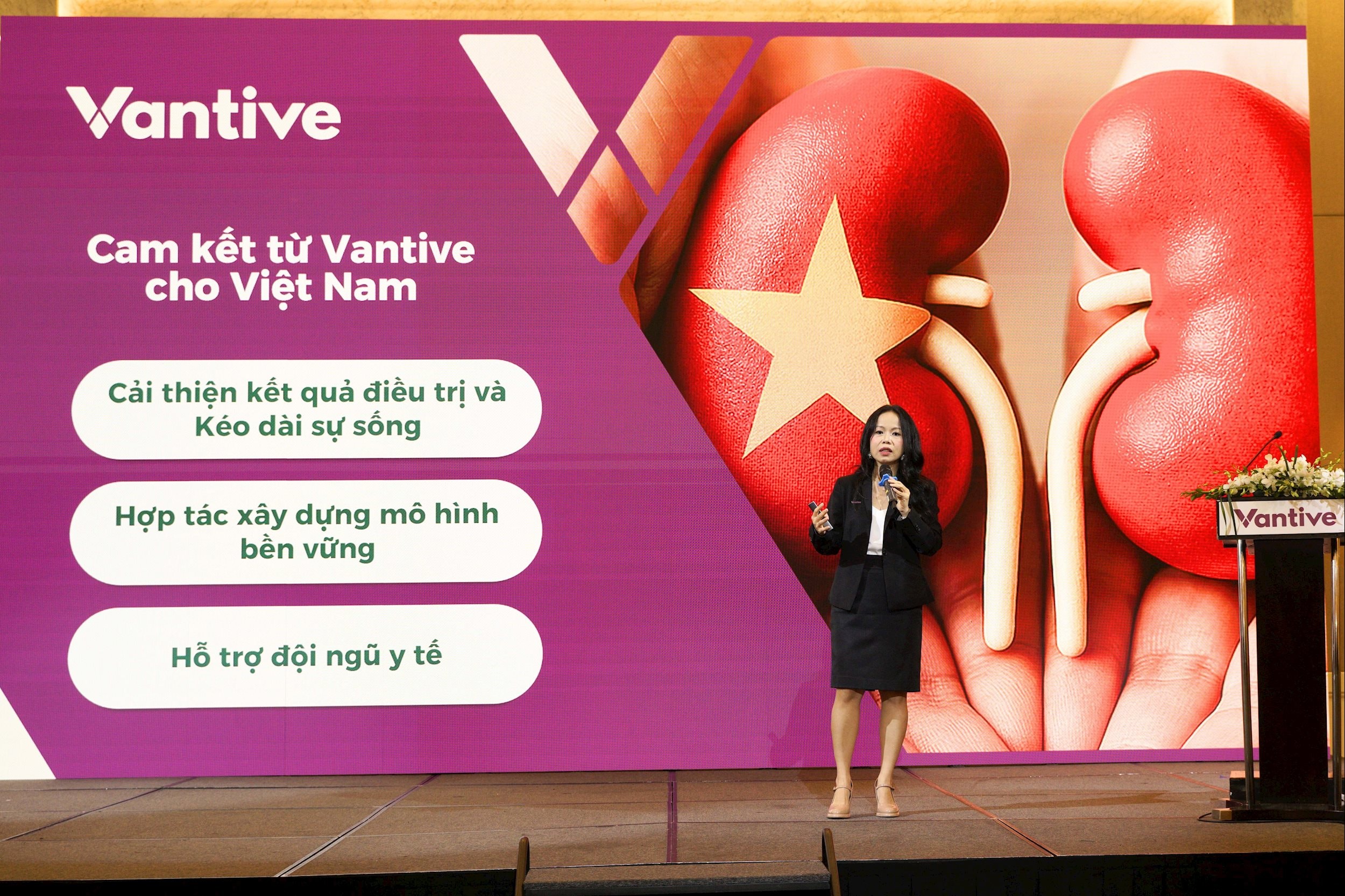 Bà Trần Thùy Dương, Tổng Giám đốc Công ty TNHH Vantive Việt Nam Healthcare phát biểu lại Lễ ra mắt chính thức của công ty vào ngày 11/10 - Ảnh: Vantive