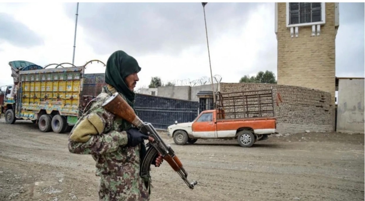 Một binh sỹ Taliban đứng gác tại biên giới với Afghanistan. (Ảnh: X)