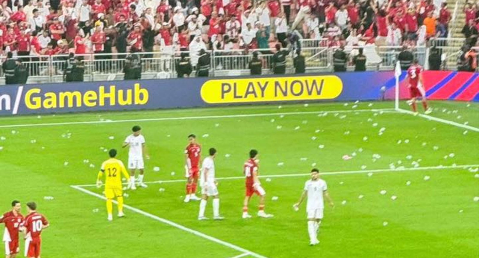CĐV Indonesia ném rất nhiều vật thể lạ xuống sân.