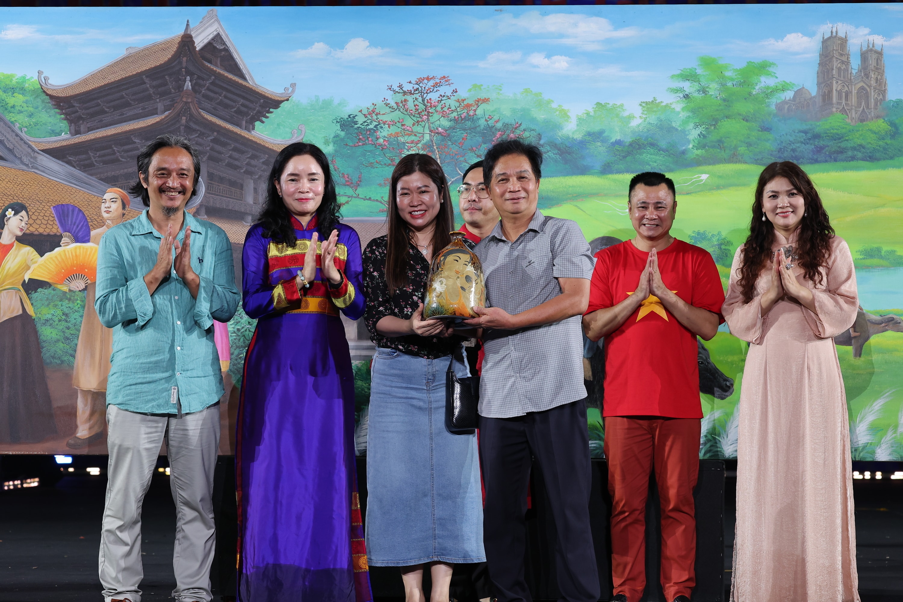 Chiếc bình gốm