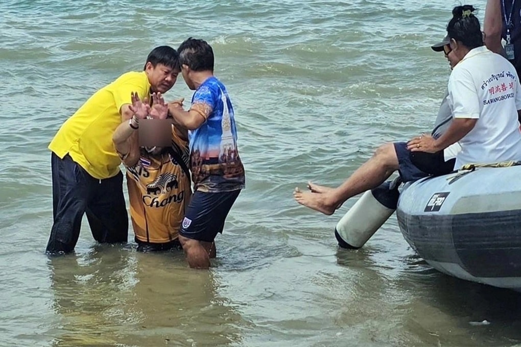 Du khách nhảy khỏi tàu giữa biển Thái Lan, đòi tự bơi vào bờ - 1 Du khách nhảy khỏi tàu giữa biển Thái Lan, đòi tự bơi vào bờ - 1