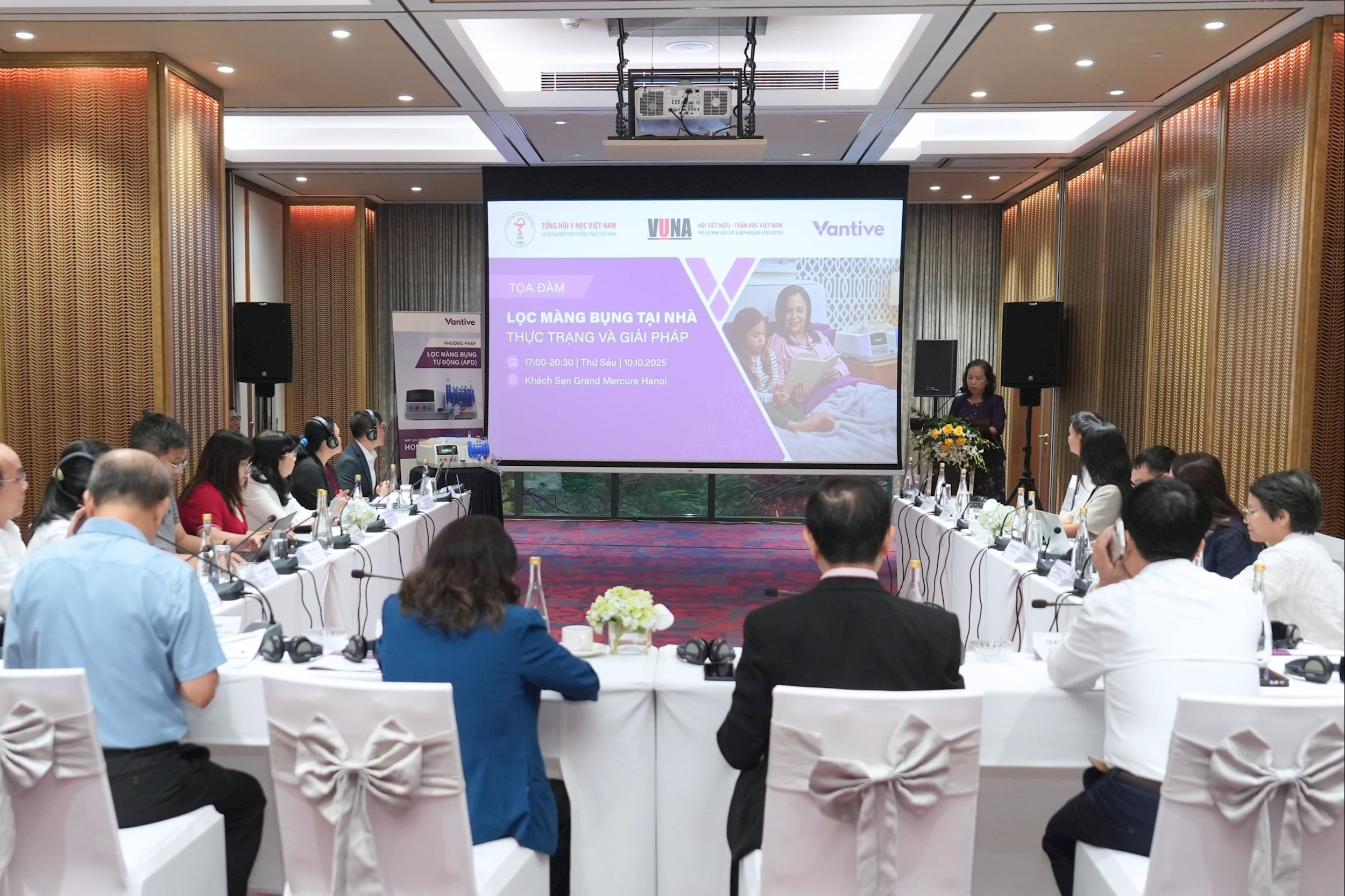 Chuyên gia y tế Việt Nam và Thái Lan chia sẻ kinh nghiệm tại diễn đàn do Vantive tổ chức hôm 1010. - Ảnh Vantive