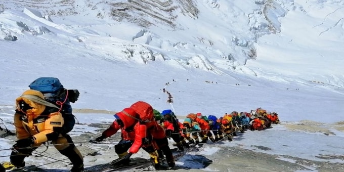 Đoàn người leo núi chinh phục Everest. Ảnh: BoNews