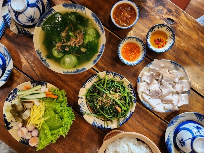 Món Việt dân dã tại một quán ăn ở Nha Trang. Ảnh: Bích Phương