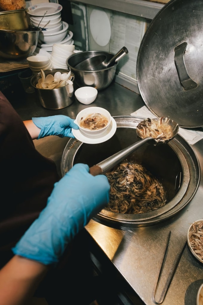 đầu bếp đang chế biến món súp rắn. Ảnh: Sarah Kohler