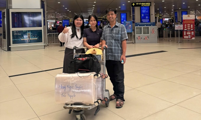 Hồng Quyên (áo trắng), 20 tuổi cùng bố và chị gái chụp hình kỷ niệm trước giờ bay tại sân bay Nội Bài, ngày 8/10.