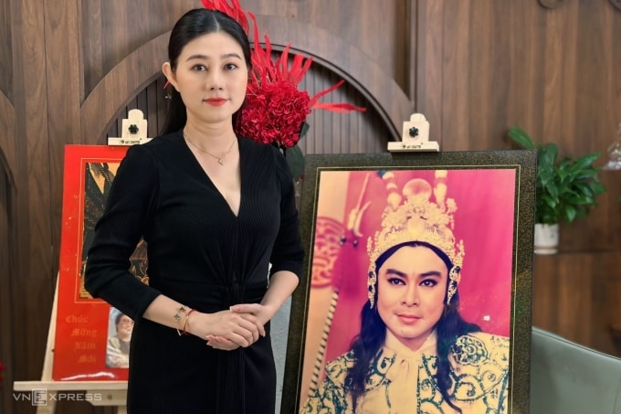 Nghệ sĩ Quế Trân bên bức chân dung cha - cố nghệ sĩ Thanh Tòng - ở đám giỗ trưa 12/10. Ảnh: Mai Nhật