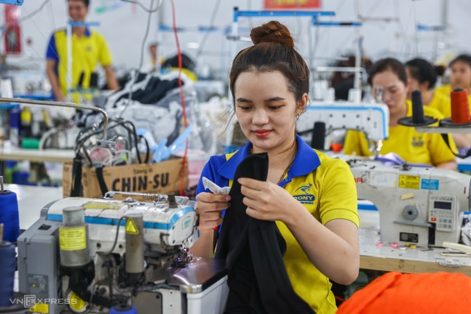 Công nhân làm việc tại công ty may mặc Dony (xã Vĩnh Lộc A, TP HCM), tháng 8/2025. Ảnh: Quỳnh Trần