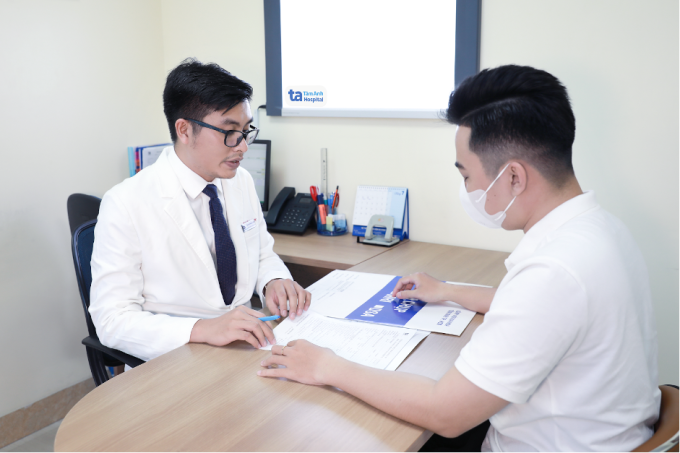 Bác sĩ Duy khám cho người bệnh. Ảnh: Bệnh viện Đa khoa Tâm Anh