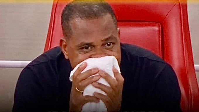 HLV Patrick Kluivert thất thần sau trận Indonesia thua Iraq 0-1 ở lượt hai bảng B vòng loại bốn World Cup 2026 - khu vực châu Á, trên sân King Abdullah, Arab Saudi ngày 12/10/2025. Ảnh: Chụp màn hình