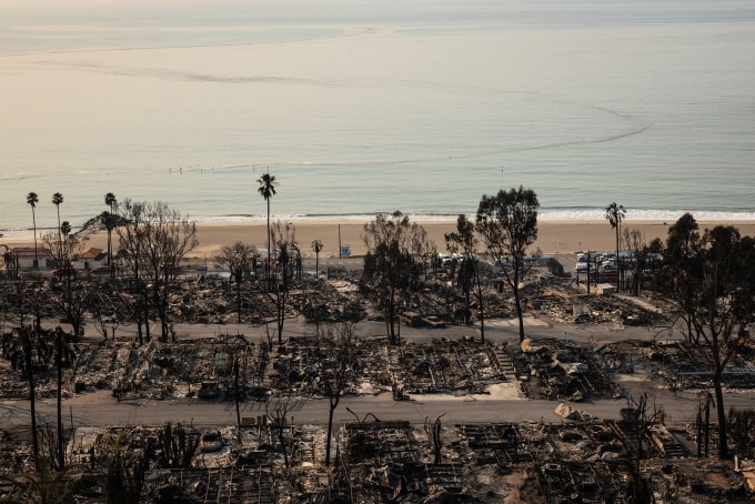 Những ngôi nhà bị phá hủy trong đám cháy Palisades ở hạt Los Angeles ngày 10/1. Ảnh: AFP