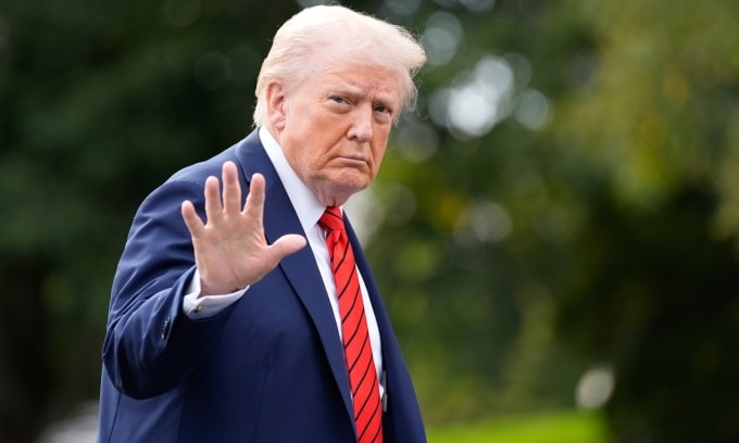 Tổng thống Donald Trump tại bãi cỏ phía nam Nhà Trắng ngày 10/10. Ảnh: AP