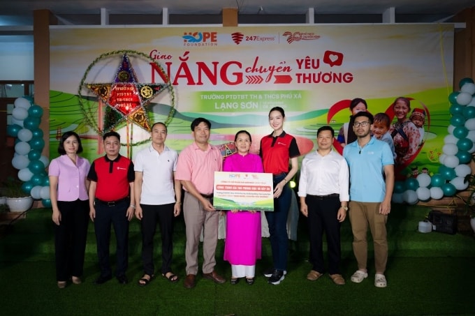 Trường nhận bàn giao công trình sửa chữa phòng học và bếp ăn từ đoàn tài trợ. Ảnh: 247Express