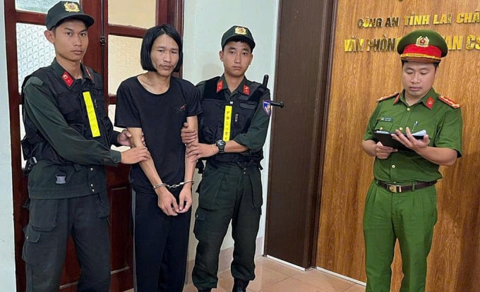 Công an đọc quyết định khởi tố Lò Văn Khiêm. Ảnh: Công an cung cấp
