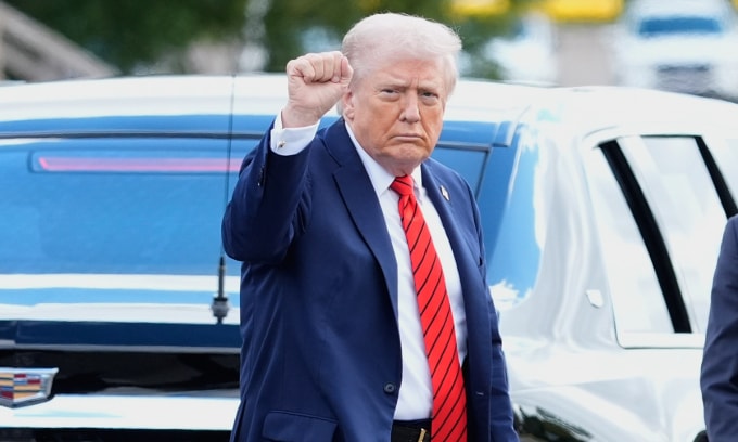 Tổng thống Mỹ Donald Trump tại bệnh viện quân y Walter Reed ngày 10/10. Ảnh: AP