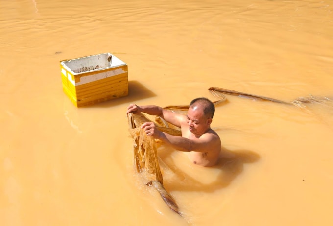 Người dân Nghĩa Hưng, Bắc Ninh sống chung với lũ ngày 11/10 (Bắc Giang cũ). Ảnh: Trung Đào