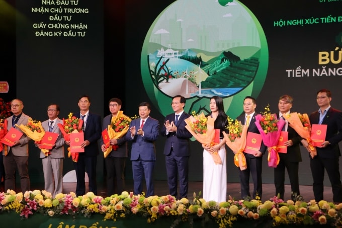 Lãnh đạo tỉnh Lâm Đồng trao giấy chứng nhận và quyết định chủ trương đầu tư cho các doanh nghiệp, sáng 12/10. Ảnh: Việt Quốc