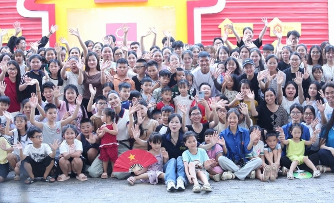 Mái ấm gia đình Việt là chuyến xe thiện nguyện do tập đoàn Hoa Sen tổ chức thường niên, trao yêu thương đến 2.000 trẻ em có hoàn cảnh đặc biệt ở các mái ấm, nhà mở, trường giáo dưỡng, làng trẻ em SOS... suốt 10 năm qua.Nối tiếp dự án thiện nguyện cùng tên, Mái ấm gia đình Việt phiên bản truyền hình thực tế ra đời, đặt mục tiêu giúp các gia đình giảm gánh nặng kinh tế, đảm bảo trẻ được đến trường. Qua mỗi tập, ban tổ chức sẽ chọn ba nhân vật tiêu biểu để hỗ trợ, đồng hành các em là người nổi tiếng nhiều lĩnh vực.Sau chương trình, êkíp và nhà tài trợ Hoa Sen tiếp tục theo sát, đồng hành các em qua nhiều hoạt động thiết thực gồm sửa chữa nhà cửa, lợp tôn, xây dựng nhà vệ sinh, giúp trẻ ổn định cuộc sống, vững vàng bước đến tương lai.Nhờ truyền tải thành công giá trị nhân văn, cách tổ chức mới lạ, nhiều năm qua, show liên tục đoạt giải thưởng lớn. Năm ngoái, tập đoàn Hoa Sen - đơn vị thực hiện chương trình - nhận giải Tổ chức vì cộng đồng tại Vietnam iContent Awards.