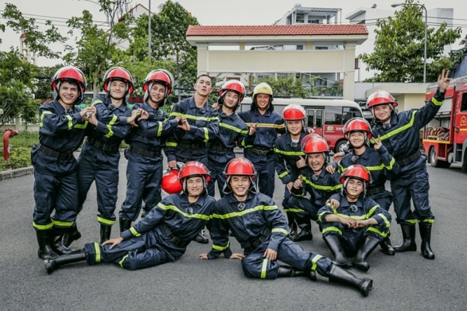Chiến sĩ quả cảm là show trải nghiệm thực tế nhập vai hành động Việt Nam dưới sự chỉ đạo của Bộ Công an Việt Nam, do Cục Công tác Đảng và công tác chính trị phối hợp cùng Công ty TNHH Zeit Media thực hiện. Phát sóng trên kênh VTV3 từ ngày 27/7, chương trình lập tức tạo tiếng vang, thu hút lượng lớn lượt xm và bình luận tích cực. Ảnh: Zeit