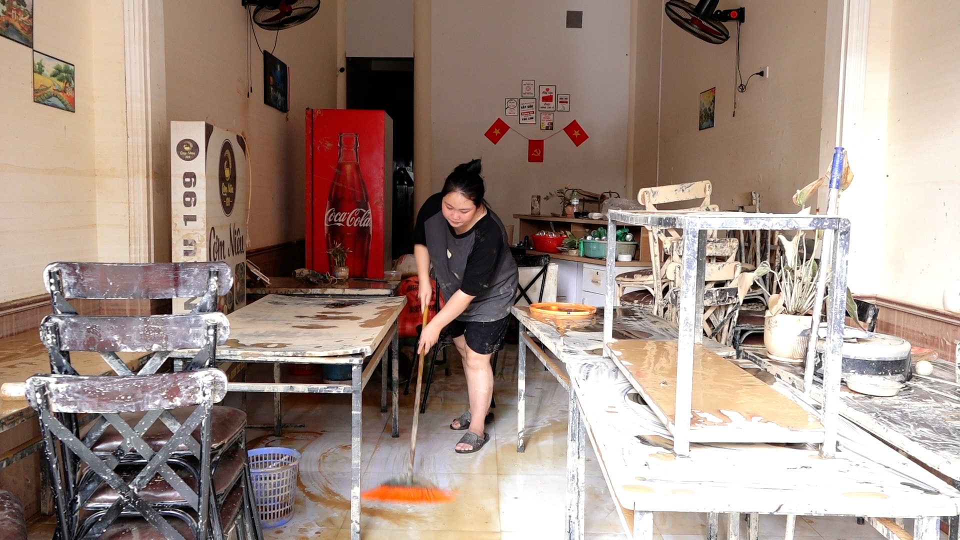 Hàng ăn, khách sạn tan hoang sau cơn lũ lịch sử