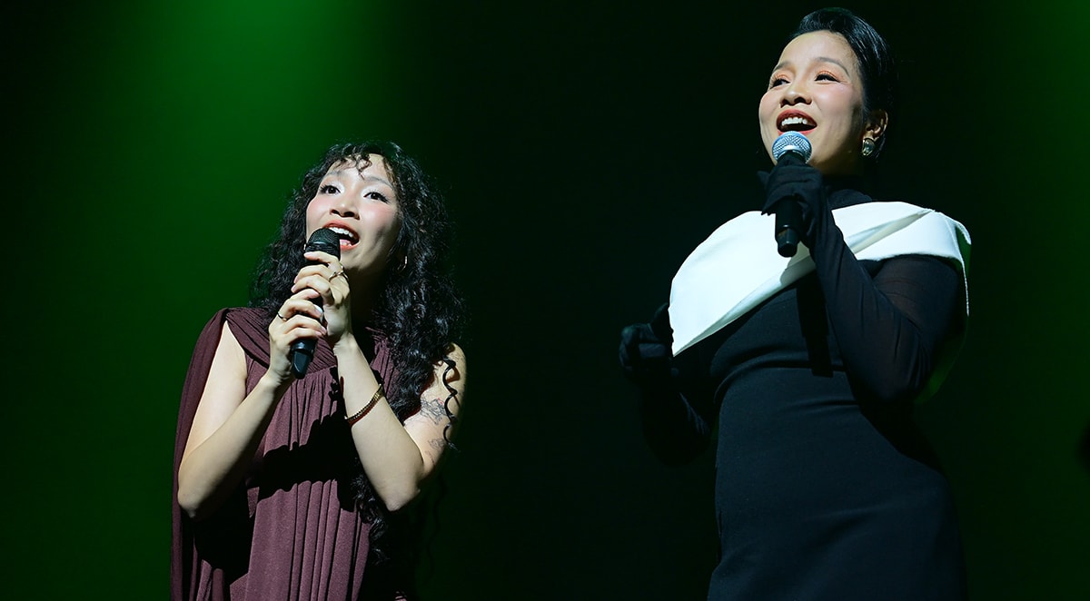 Mỹ Linh hát