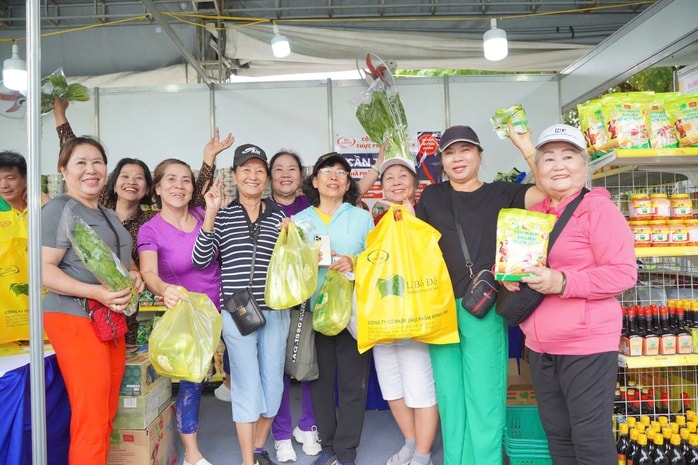 Rau xanh, trứng gà "cháy hàng" trong ngày đầu TP HCM tổ chức bán hàng Tết lưu động- Ảnh 6. Rau xanh, trứng gà "cháy hàng" trong ngày đầu TP HCM tổ chức bán hàng Tết lưu động- Ảnh 6.