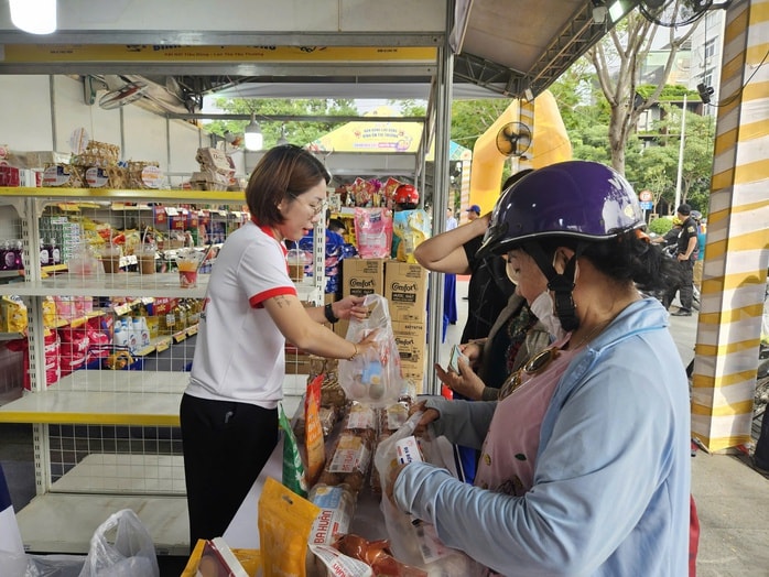 Rau xanh, trứng gà "cháy hàng" trong ngày đầu TP HCM tổ chức bán hàng Tết lưu động- Ảnh 2. Rau xanh, trứng gà "cháy hàng" trong ngày đầu TP HCM tổ chức bán hàng Tết lưu động- Ảnh 2.