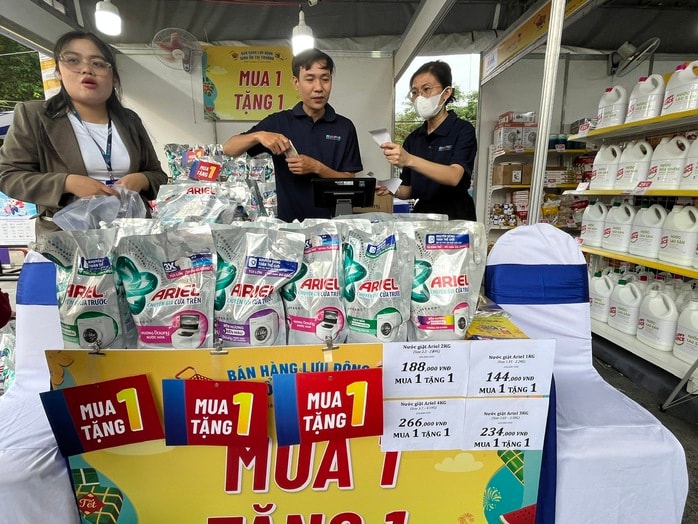 Rau xanh, trứng gà "cháy hàng" trong ngày đầu TP HCM tổ chức bán hàng Tết lưu động- Ảnh 4. Rau xanh, trứng gà "cháy hàng" trong ngày đầu TP HCM tổ chức bán hàng Tết lưu động- Ảnh 4.